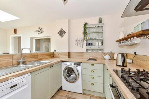 3 bedroom semi-detached house to rent, Victoria Road Freshwater PO40