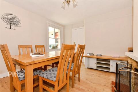 3 bedroom semi-detached house to rent, Victoria Road Freshwater PO40