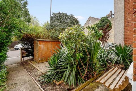 Champion Crescent, Sydenham