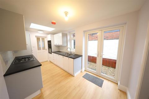 2 bedroom end of terrace house for sale, Thoresby Street, Hull