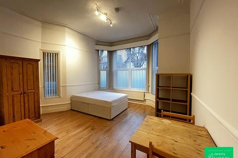 Studio to rent, Princes Avenue, London