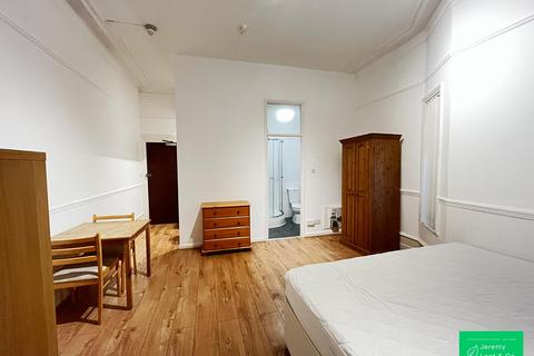 Studio to rent, Princes Avenue, London