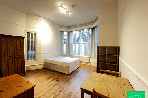 Studio to rent, Princes Avenue, London