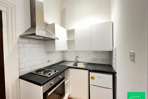 Studio to rent, Princes Avenue, London