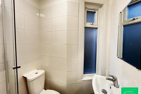 Studio to rent, Princes Avenue, London