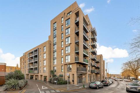 3 bedroom flat to rent, Woodley Crescent, London NW2