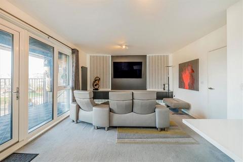 3 bedroom flat to rent, Woodley Crescent, London NW2