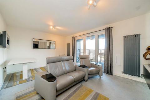 3 bedroom flat to rent, Woodley Crescent, London NW2