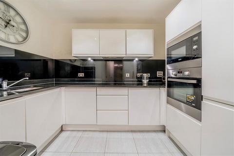 3 bedroom flat to rent, Woodley Crescent, London NW2