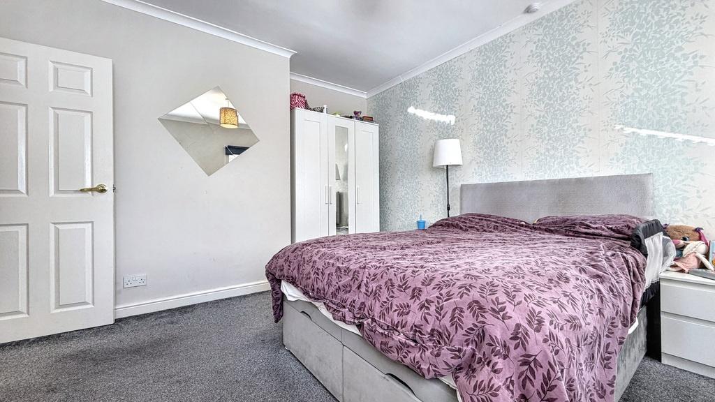 Bright, neatly presented double bedroom with pa...