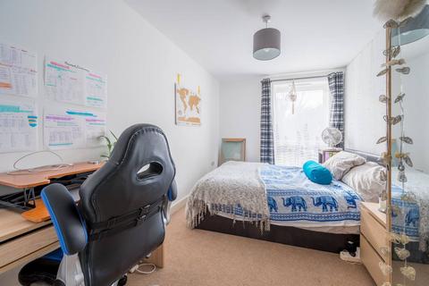 2 bedroom flat to rent, Milles Square, Brixton, London, SW9