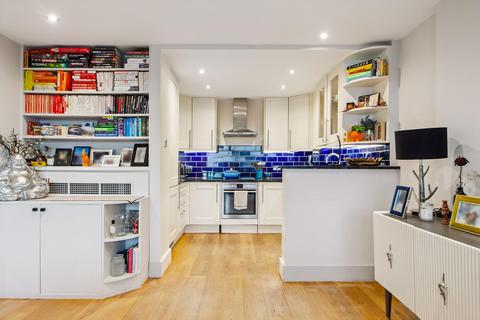 3 bedroom flat to rent, Buckingham Palace Road, London, SW1W