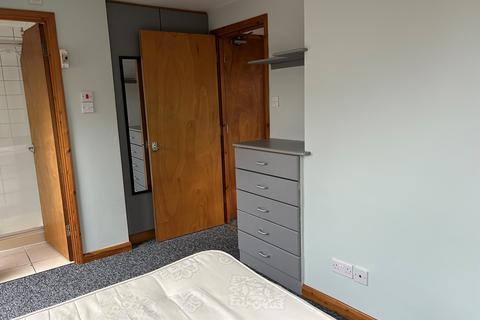 Studio to rent, White Hart Lane, London N22