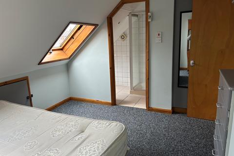 Studio to rent, White Hart Lane, London N22