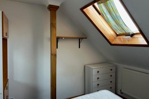Studio to rent, White Hart Lane, London N22