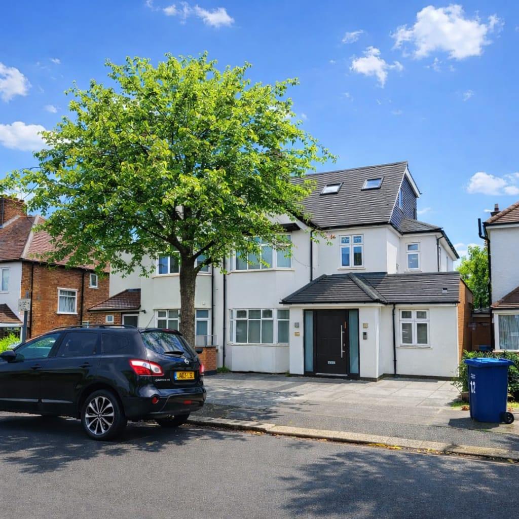 6 bed semi-detached house for sale Sinclair Grove