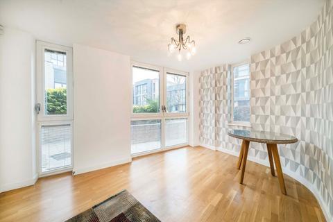 3 bedroom maisonette to rent, Baltic Avenue, Brentford TW8