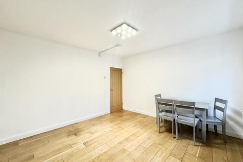 3 bedroom apartment to rent, Oaklands Estate, London SW4