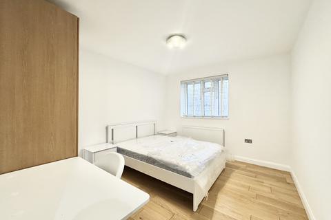 3 bedroom apartment to rent, Oaklands Estate, London SW4