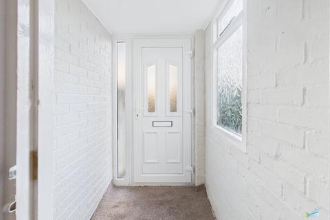 3 bedroom semi-detached house to rent, Sutton Avenue, Cheshire CH64