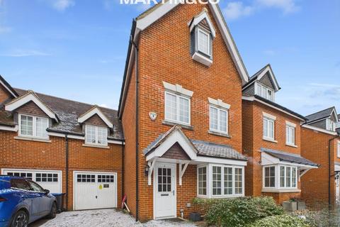 5 bedroom semi-detached house to rent, Brackendale Close, Englefield Green TW20