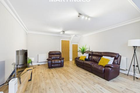 5 bedroom semi-detached house to rent, Brackendale Close, Englefield Green TW20