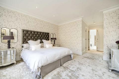 2 bedroom flat to rent, Charles Street, London W1J