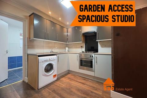 Studio to rent, Great West Road, Hounslow TW5