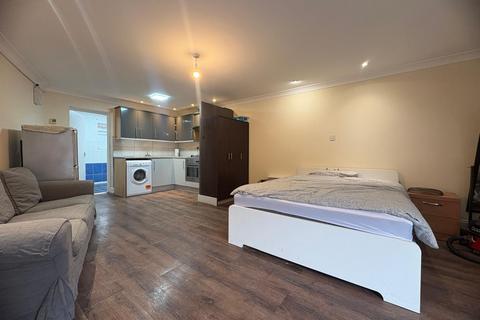 Studio to rent, Great West Road, Hounslow TW5