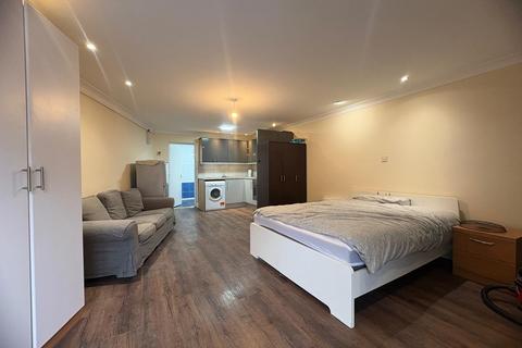 Studio to rent, Great West Road, Hounslow TW5