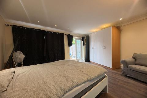 Studio to rent, Great West Road, Hounslow TW5