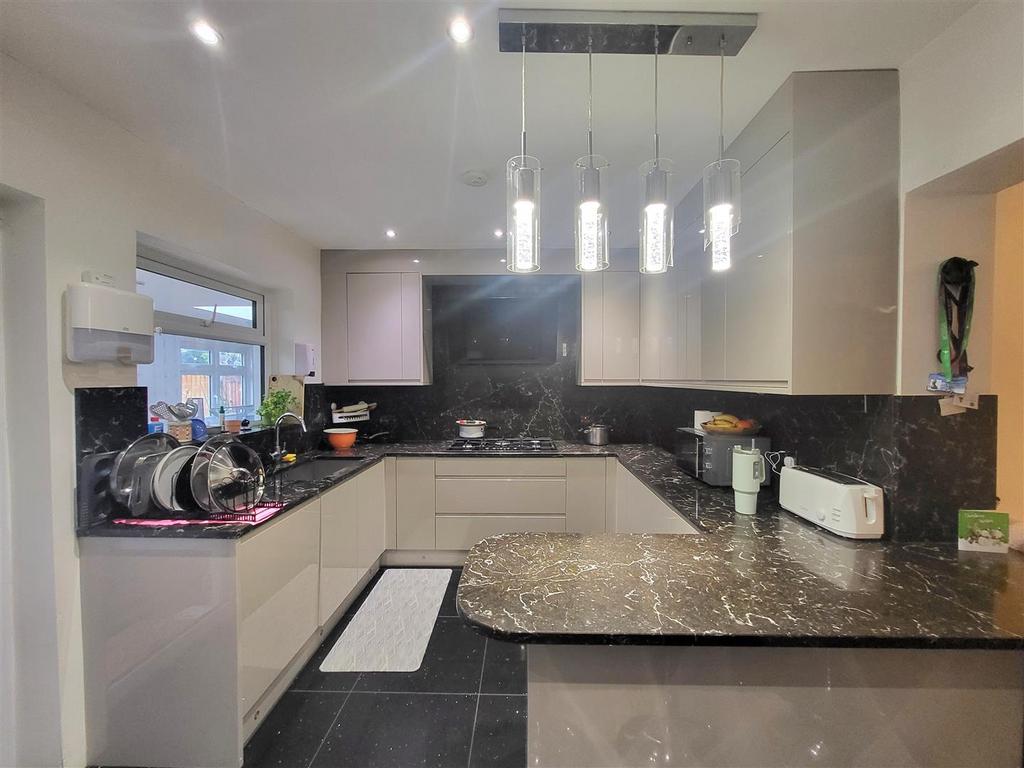 Kitchen breakfast bar