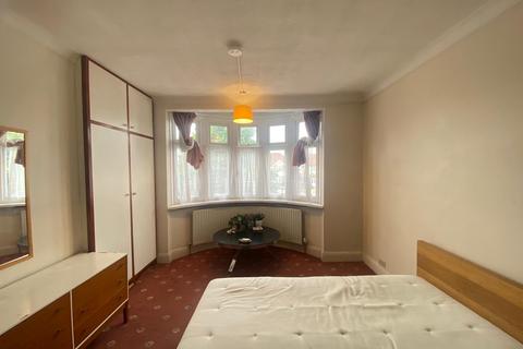 1 bedroom in a house share to rent, Bath Road, Hounslow TW4