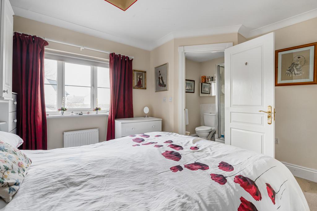 Principle bedroom (2)