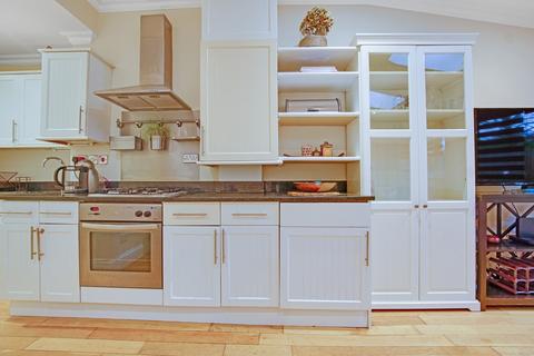 2 bedroom ground floor flat for sale, Tooting, London