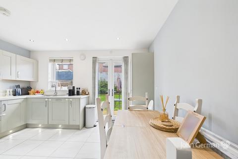 3 bedroom semi-detached house for sale, Redgrave Drive, Stafford