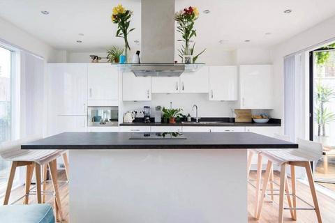2 bedroom flat to rent, London Lane, London Fields, London, E8