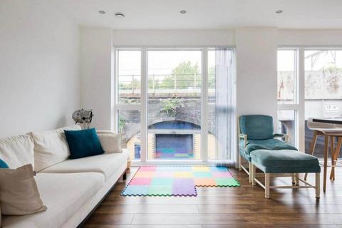 2 bedroom flat to rent, London Lane, London Fields, London, E8