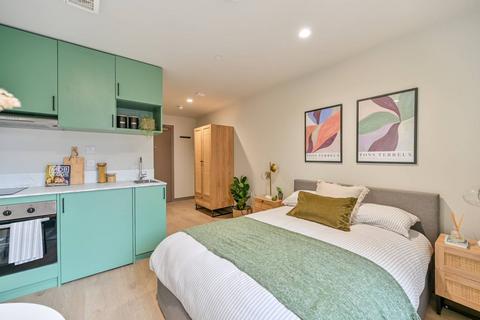 Studio to rent, Victoria Road, Feltham, TW13
