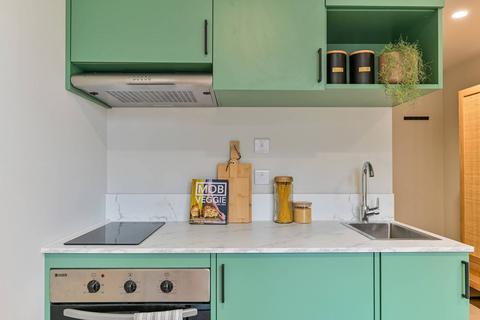 Studio to rent, Victoria Road, Feltham, TW13