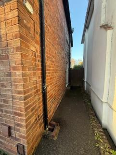 2 bedroom semi-detached house to rent, Lodge Road, Wolverhampton WV10