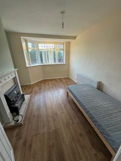 2 bedroom semi-detached house to rent, Lodge Road, Wolverhampton WV10
