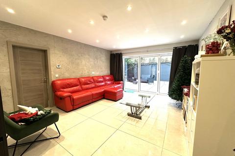 1 bedroom ground floor flat to rent, Birkbeck Road, Acton, London