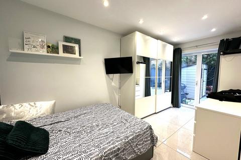1 bedroom ground floor flat to rent, Birkbeck Road, Acton, London