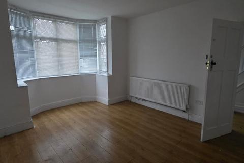 3 bedroom detached house to rent, Ribbesford Avenue, Wolverhampton WV10