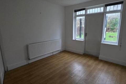 3 bedroom detached house to rent, Ribbesford Avenue, Wolverhampton WV10