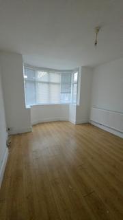 3 bedroom detached house to rent, Ribbesford Avenue, Wolverhampton WV10