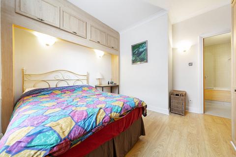 2 bedroom flat to rent, North Block, London SE1