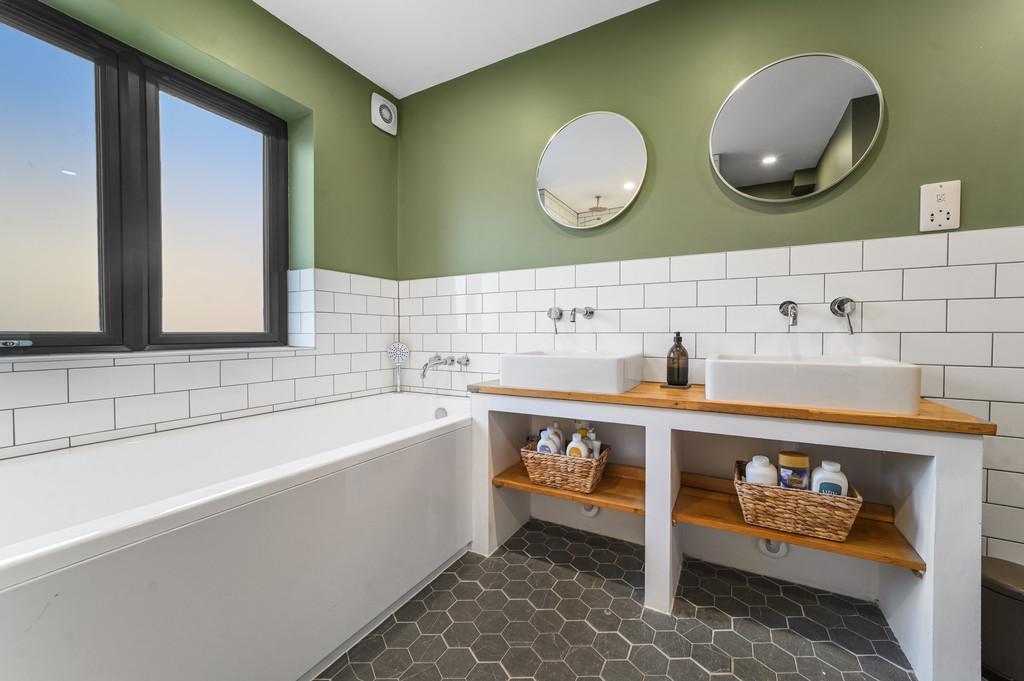 Mudflats-bathroom1