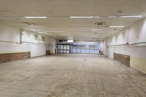 Property to rent, LARGE PRIME HIGH STREET SHOP TO LET